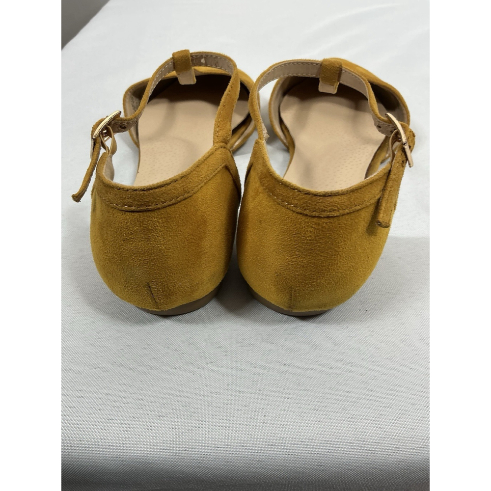 Womans NYLA Heartbeat Slipon Strappy Sandals 10 Gold Pointed Toe Flat Heel - Picture 4 of 8